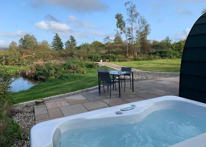 Red Squirrel Pod With Hot Tub