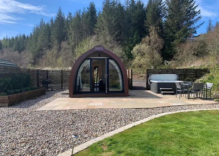 Red Squirrel Pod With Hot Tub