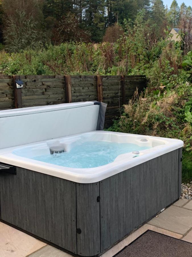 Red Squirrel Pod With Hot Tub * Oban