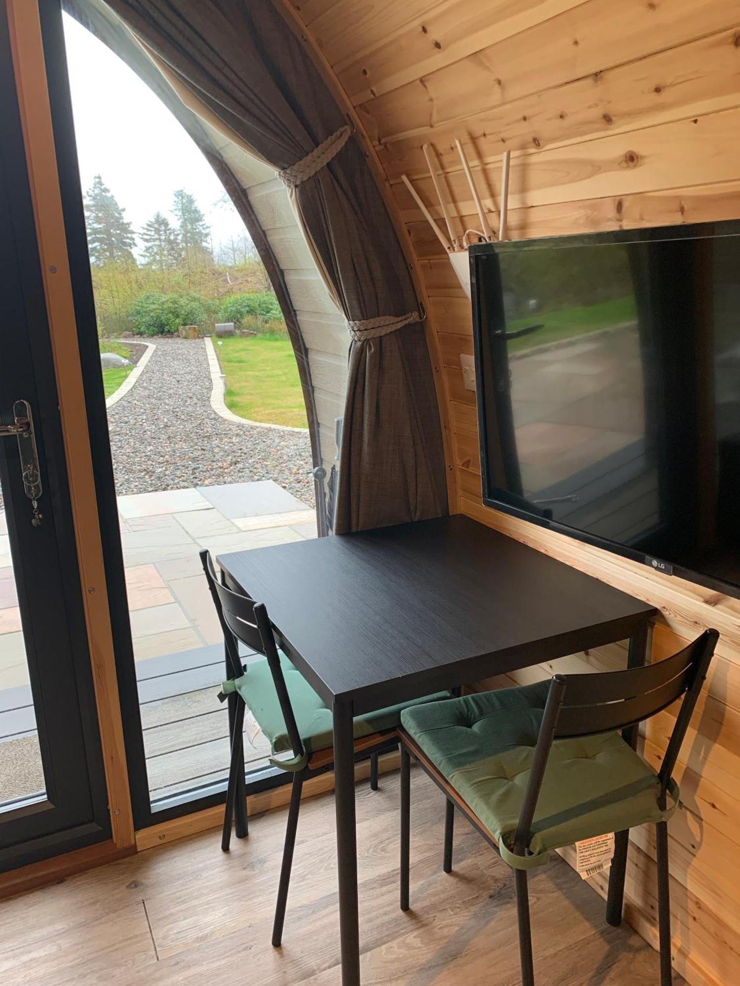 Red Squirrel Pod With Hot Tub *